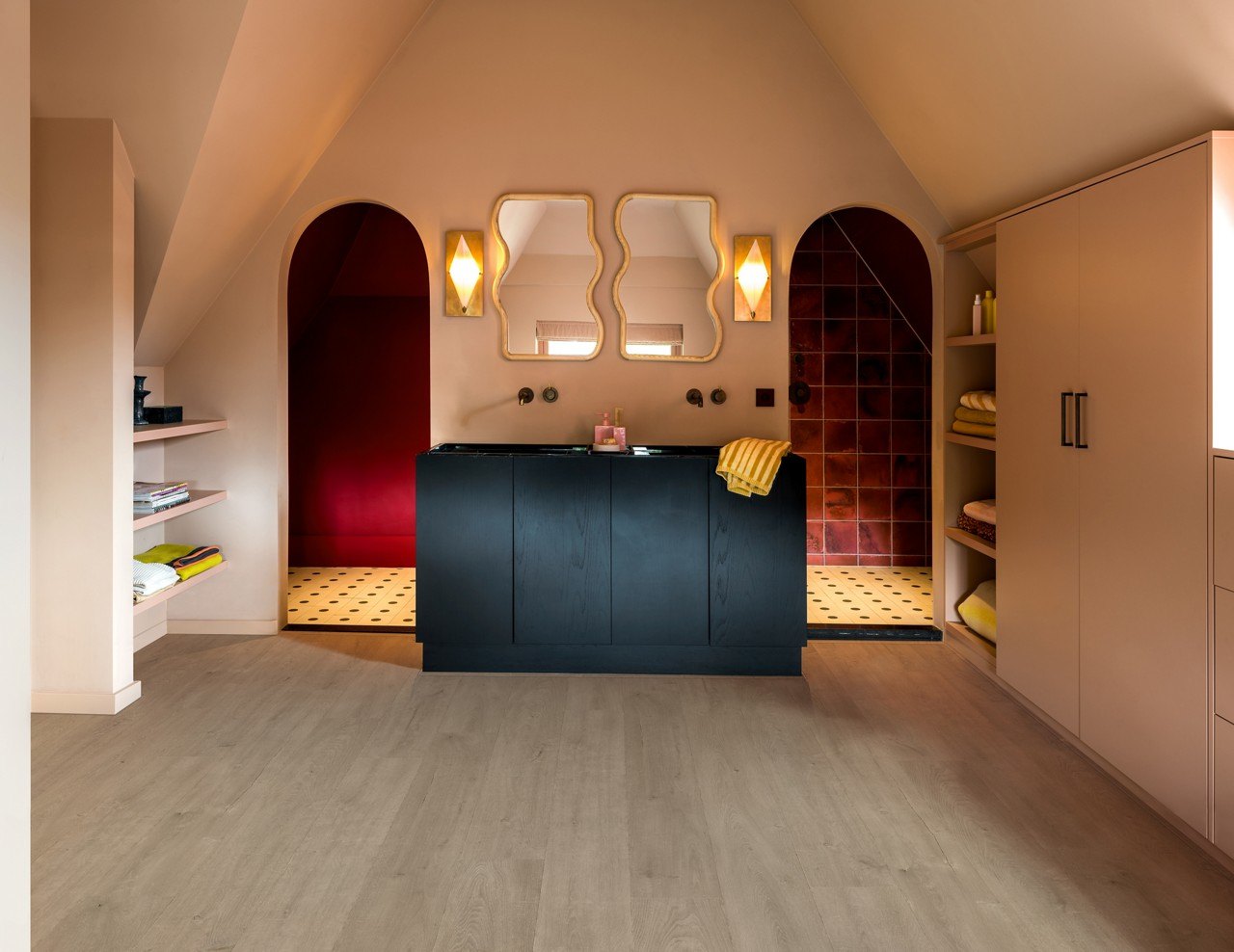 Badkamer met een grijze Quick-Step laminaatvloer