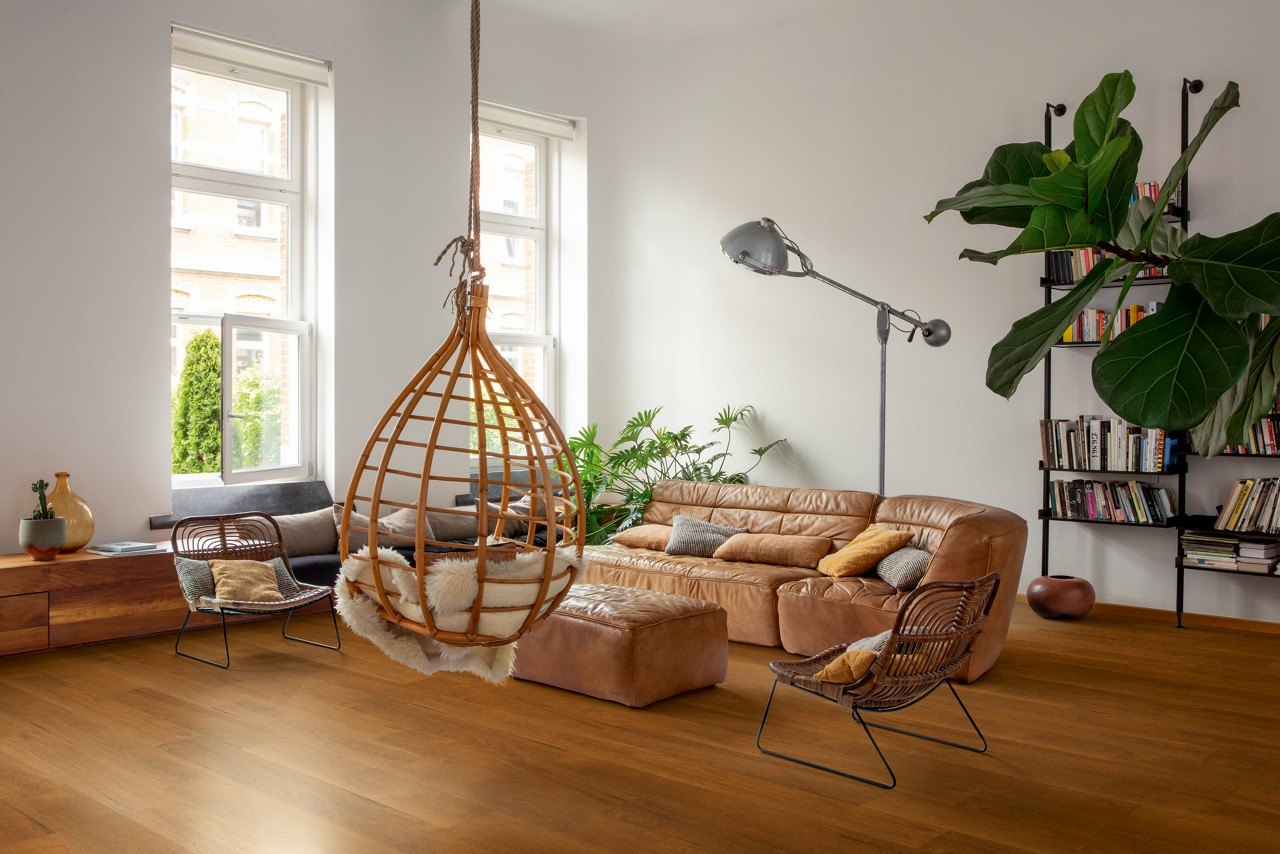 Woonkamer met een natuurlijke Quick-Step laminaatvloer