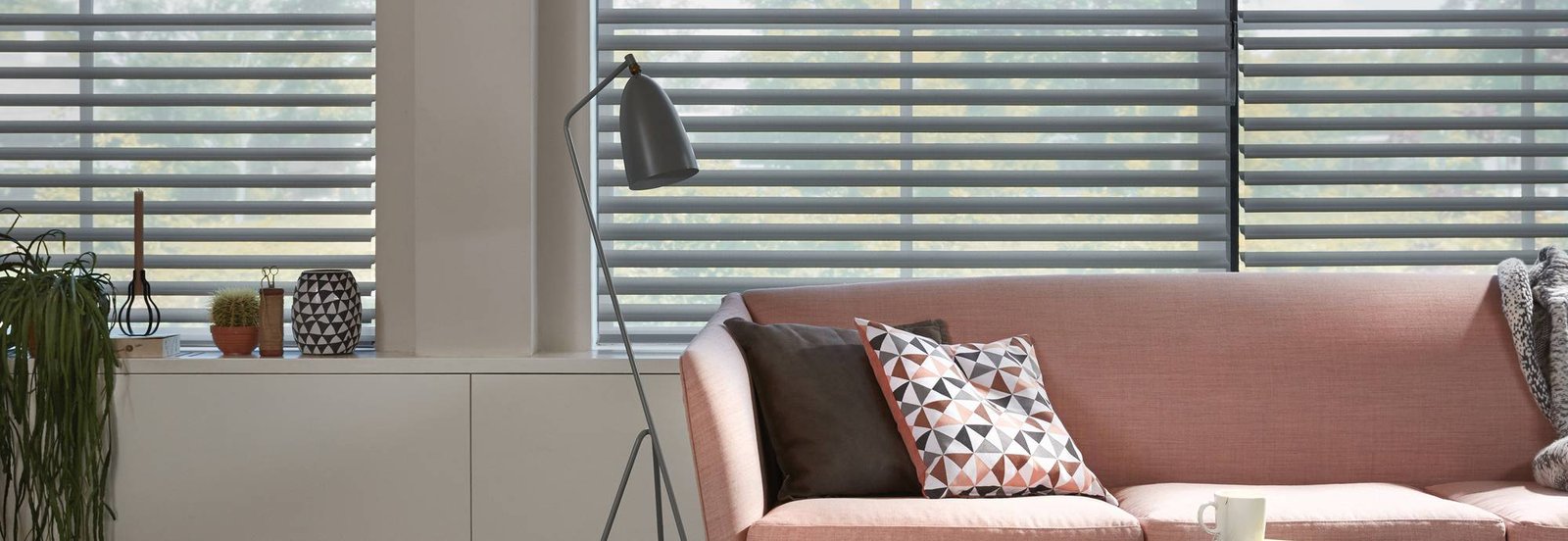 Luxaflex Silhouette shades voor de ramen van een lichte woonkamer