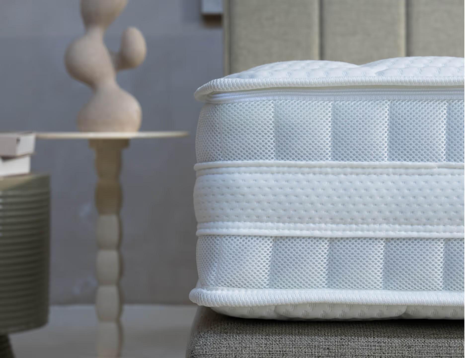 Detail van een Ubica matras met gestikte comfortlagen en ademende zijkant