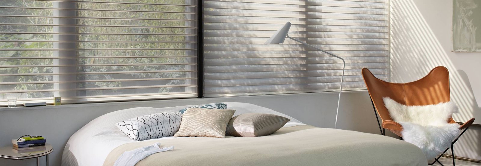 Silhouette raamdecoratie van Luxaflex met zacht gefilterd licht in een interieur