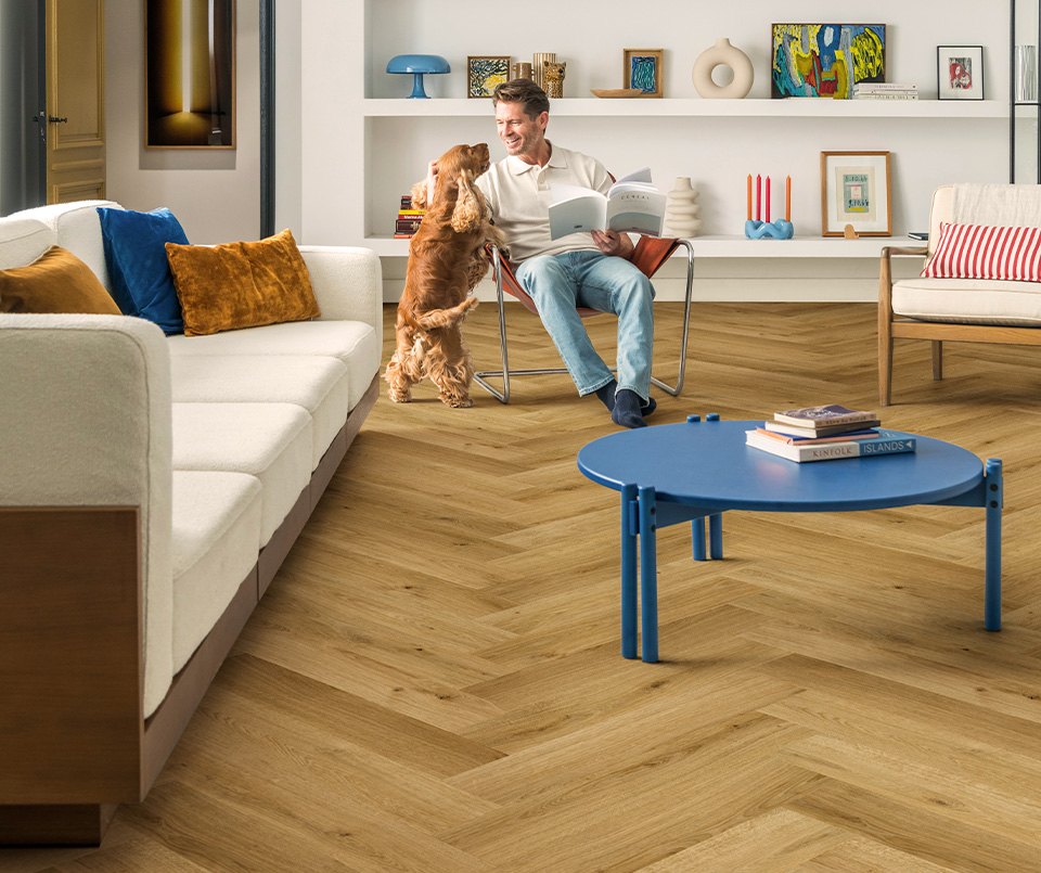Quick-Step Impressive Design laminaat in visgraat in een woonkamer