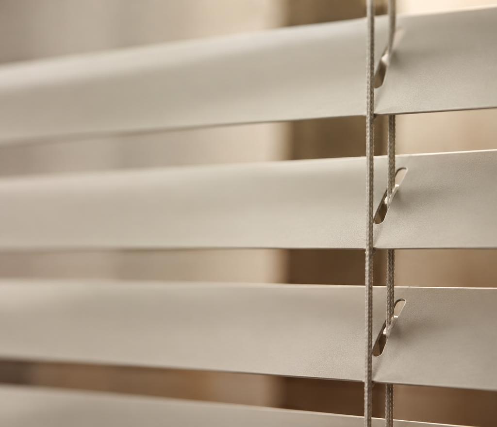 Detail van matte aluminium lamellen met ladderkoord