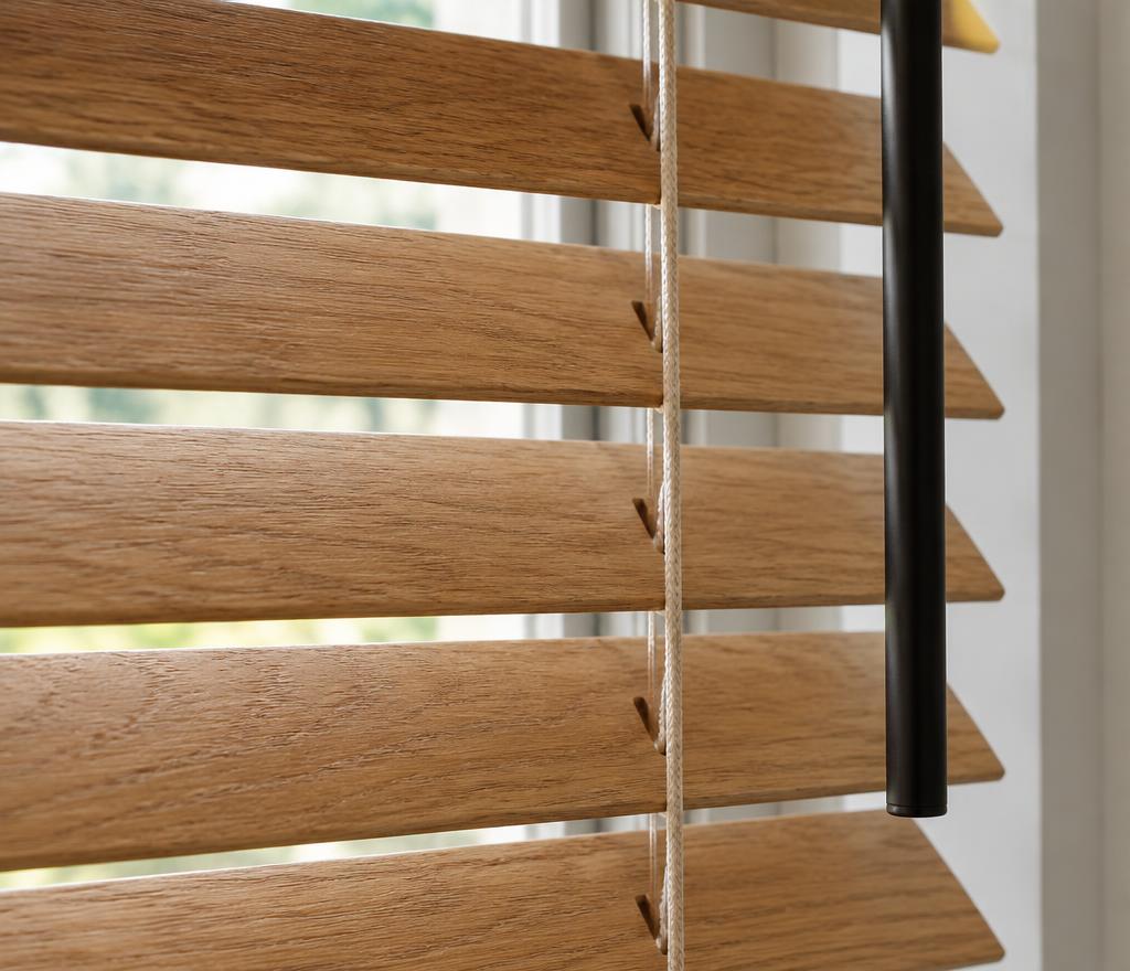 Detail van natuurlijke houten lamellen met ladderkoord en tuimelstang